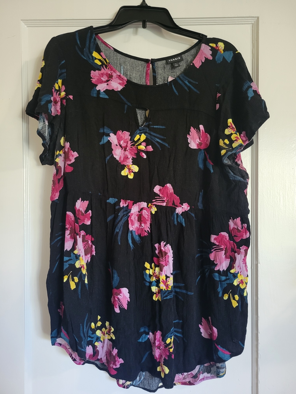 Womens Torrid Floral Tunic Short Sleeve Black EUC Babydoll Rayon Size 1 - Picture 3 of 8